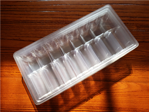 鑫鑫生產(chǎn)吸塑托盤不抄捷徑，實(shí)打?qū)? width=